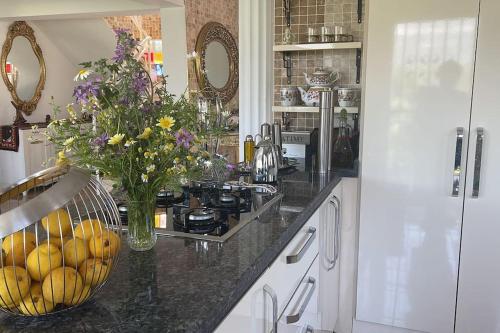 Dapur atau dapur kecil di Gemütliche Villa mit Pool, extravagant, luxuriös