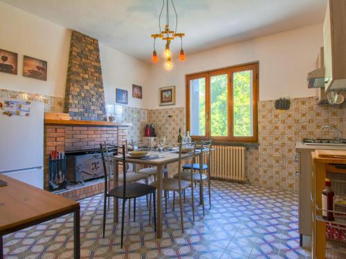 uma cozinha com mesa e cadeiras num quarto em Holiday Home Maya e Stella by Interhome em Bagni di Lucca