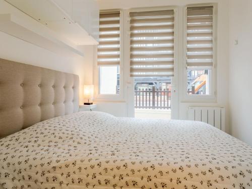 - une chambre avec un lit et une fenêtre avec des volets dans l'établissement Apartment Mirabeau by Interhome, à Deauville