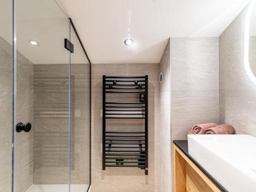 une salle de bain avec douche et lavabo dans l'établissement Apartment Rond Point des Pistes - Val Claret-21 by Interhome, à Tignes