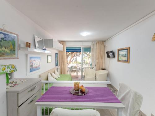 eine Küche mit einem lila Tisch in einem Zimmer in der Unterkunft Apartment La Pineta by Interhome in Casa SantʼEugenia