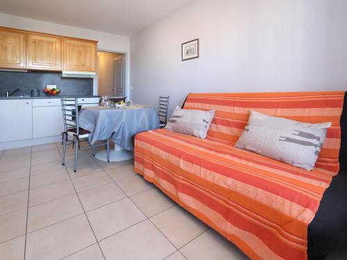 un salon avec un canapé et une table dans l'établissement Apartment Le Miramar-2 by Interhome, à Saint-Cyprien