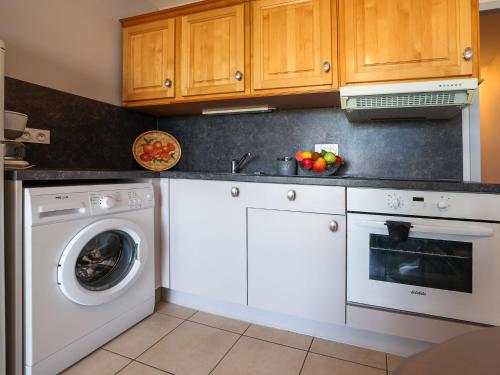 une cuisine avec une machine à laver et un évier dans l'établissement Apartment Le Miramar-2 by Interhome, à Saint-Cyprien