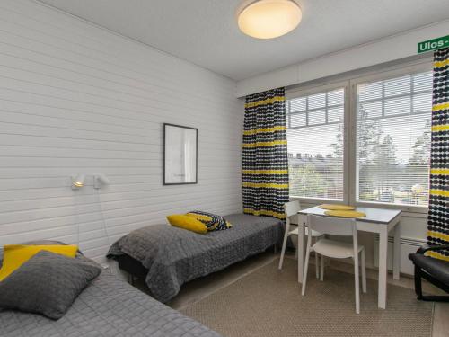 een slaapkamer met een bed, een bureau en een tafel bij Holiday Home Luulampi f10 by Interhome in Saariselkä