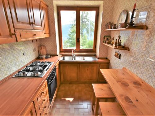 Kuchyň nebo kuchyňský kout v ubytování Chalet Chalet Elda by Interhome