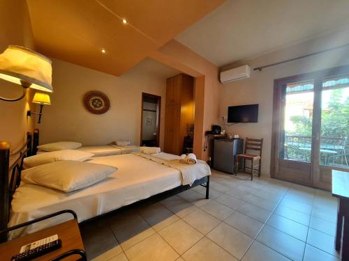 um quarto com uma grande cama branca num quarto em Skourgias Rooms em Kala Nera