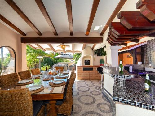 ein Esszimmer mit Tisch und eine Küche in der Unterkunft Villa El Salvador by Interhome in Benissa