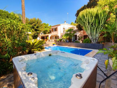 ein Swimmingpool in einem Hof mit einem Haus in der Unterkunft Villa El Salvador by Interhome in Benissa