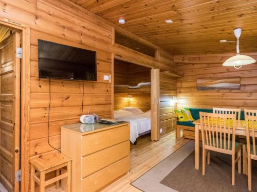 Dormitorio con cama y mesa de comedor en una cabaña en Holiday Home Metsänpirtti 4 by Interhome, en Saariselkä