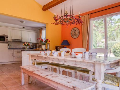 une grande cuisine avec une table et des chaises en bois dans l'établissement Holiday Home Villa 15 by Interhome, à Nans-les-Pins