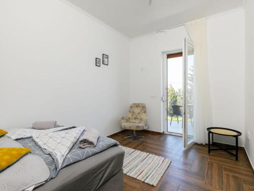 バラトンサールソーにあるApartment Johann 1 by Interhomeの白い部屋(ベッド1台、椅子付)