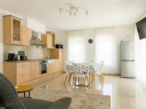 Apartment Johann 1 by Interhomeにあるキッチンまたは簡易キッチン