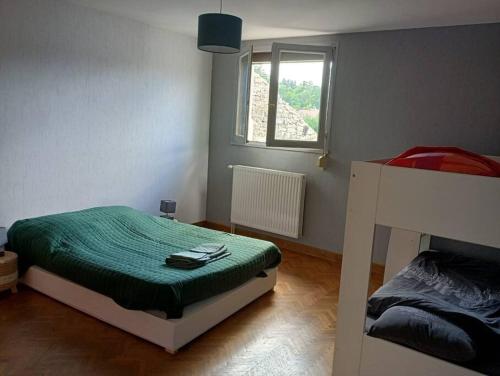 ein kleines Schlafzimmer mit einem Bett und einem Fenster in der Unterkunft Pont-de-poitte: Appart'Alice in Pont-de-Poitte