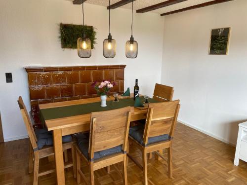 ein Esszimmer mit einem Tisch und Stühlen in der Unterkunft Holiday Home Landhaus Klara by Interhome in Eisenbach