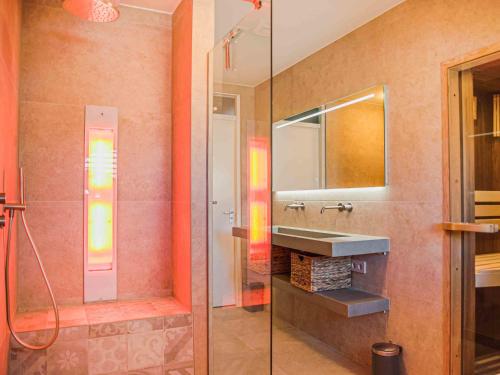 y baño con lavabo y espejo. en Holiday Home Citta Romana by Interhome en Hellevoetsluis