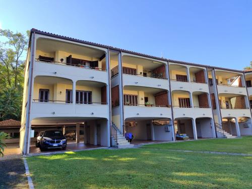ein weißes Gebäude mit einem davor geparkt in der Unterkunft Apartment Roberto by Interhome in Castelletto sopra Ticino