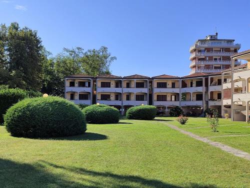 ein großes Gebäude mit Rasen davor in der Unterkunft Apartment Roberto by Interhome in Castelletto sopra Ticino