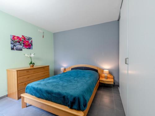 une chambre avec un lit et une commode en bois dans l'établissement Apartment Zodiaques 2-5 by Interhome, au Barcarès