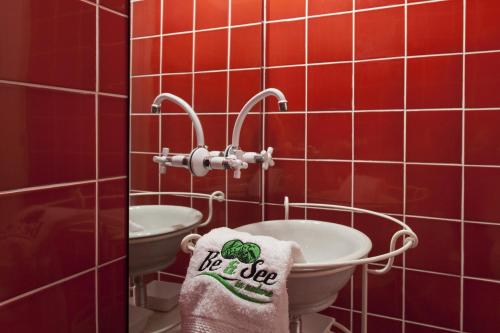 W łazience znajduje się umywalka i ręcznik. w obiekcie Be and See in Nature w mieście Ovar