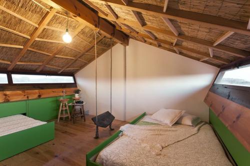Zimmer mit 2 Betten und einem Schreibtisch. in der Unterkunft Be and See in Nature in Ovar