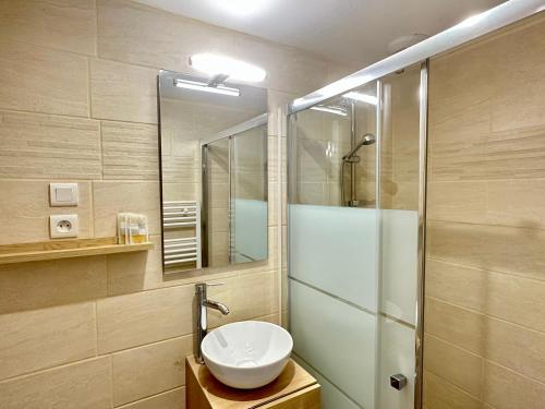 uma casa de banho com um WC, um lavatório e um chuveiro em *Studio 1* Avenue Baudin - DABNB em Limoges