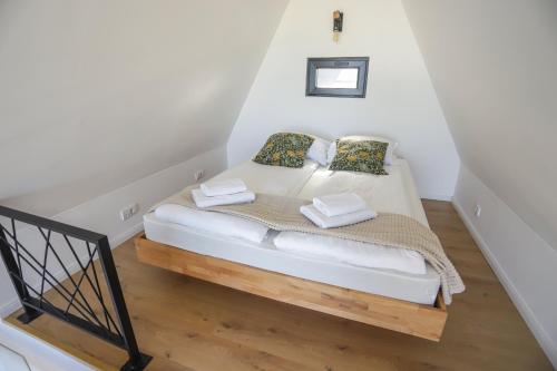 Dormitorio pequeño con cama en el ático en Klek 77 Luxury Chalets near Jahorina, 
