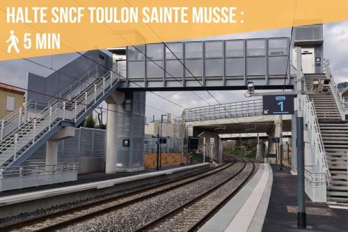 una estación de tren con una vía de tren y un puente en T2 au calme - Stationnement facile - Proche gare en Toulon