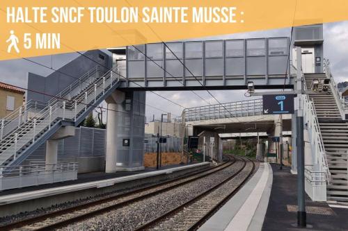 a train station with a train track and a bridge at T2 au calme - Stationnement facile - Proche gare in Toulon