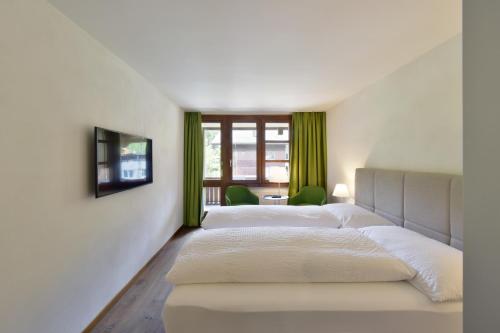 Ein Bett oder Betten in einem Zimmer der Unterkunft Hotel Krone Lenk