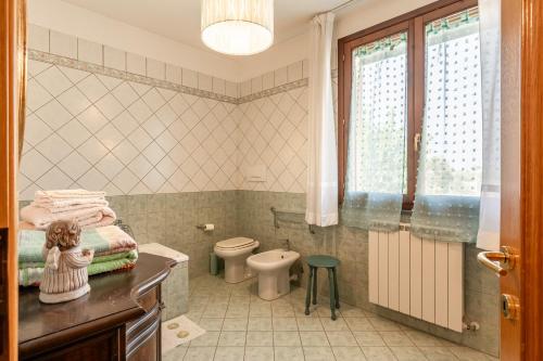 ein Bad mit einem WC und einem Waschbecken in der Unterkunft Villetta Grazia in Cascina