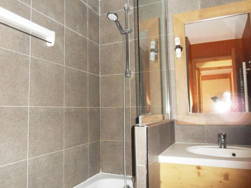 une salle de bain avec douche et lavabo dans l'établissement Appartement 3 pièces · Pied des pistes · Balcon · 7 pers - FR-1-181-2721, à La Plagne Tarentaise