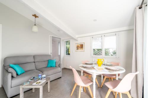 Ruang duduk di Bois Flottés - Maisonnette 700m mer