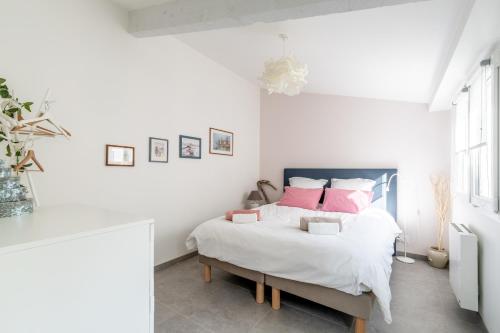 A bed or beds in a room at Bois Flottés - Maisonnette 700m mer