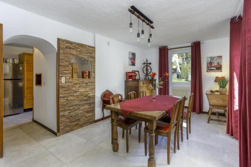 une cuisine et une salle à manger avec une table et des chaises dans l'établissement La rivière de St Meme, à Saint-Même