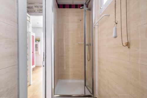 バルセロナにあるCentric Apartments Sagrada Famila 3のバスルーム(ガラスドア付きのシャワー付)