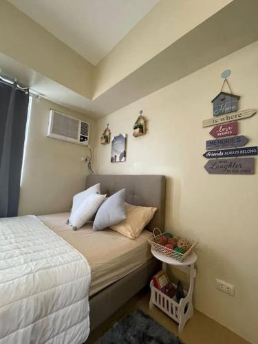 - une petite chambre avec un lit et un panneau mural dans l'établissement Davao BellaDom Staycation, à Davao