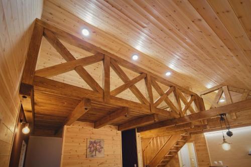 a room with wooden ceilings and wooden beams at Stará pošta in Banská Štiavnica