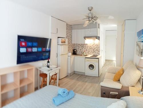 un salon avec un canapé et une cuisine dans l'établissement Paraíso San Telmo, à Puerto de la Cruz