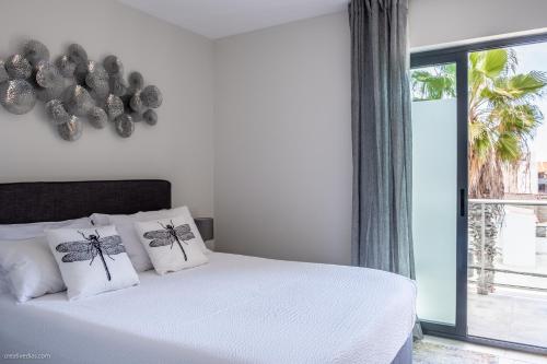 サンタ・マリアにあるLc Apartments - Sunsetのベッドルーム1室(白いベッド1台、枕付)、窓が備わります。