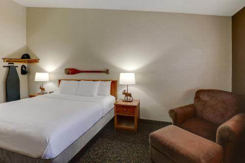 Katil atau katil-katil dalam bilik di Stoney Creek Inn Quincy
