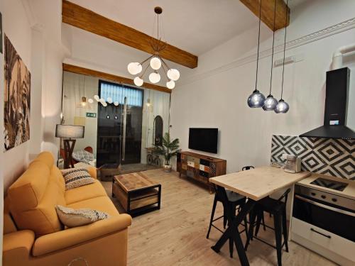 sala de estar con sofá y mesa en Apartamentos Santander 1, en Santander