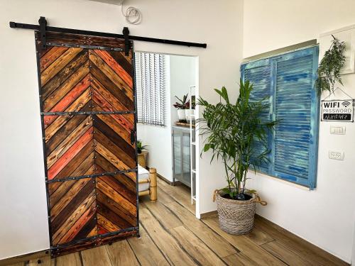 Nuritにあるהסוויטה הפנורמית - Panoramic Suiteのリビングルームの納屋の引き戸