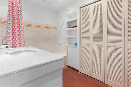 une salle de bain blanche avec un lavabo et une douche dans l'établissement Villa Norgreen 4, à Grimaud