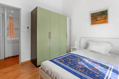 ein Schlafzimmer mit einem Bett und einem großen Schrank in der Unterkunft Norgreen 4 in Grimaud
