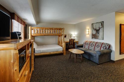 salon z łóżkiem piętrowym i kanapą w obiekcie Stoney Creek Inn Quincy w mieście Quincy