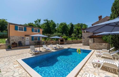 Swimmingpoolen hos eller tæt på Holiday Houses Luan