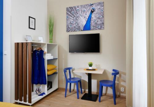 Televízia a/alebo spoločenská miestnosť v ubytovaní City Nest Apartments by Adrez