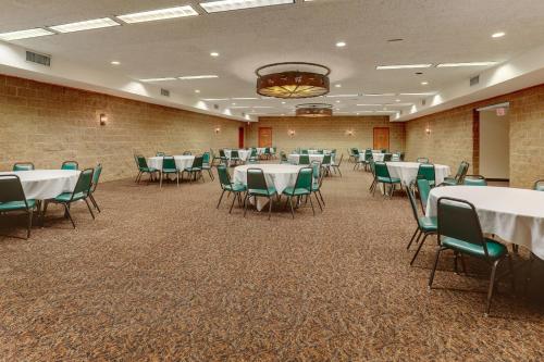 Restoran atau tempat lain untuk makan di Stoney Creek Inn Quincy