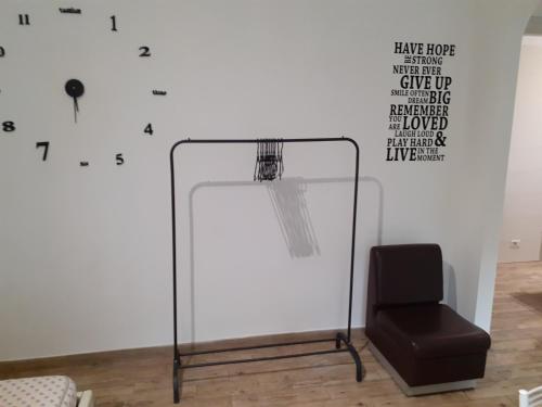 un canestro da basket e una sedia in una stanza di Le Colonne a Stresa