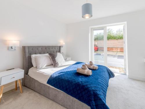 um quarto com uma cama com um urso de peluche em Pass the Keys Contemporary Apartment with Secure Parking em Shrewsbury